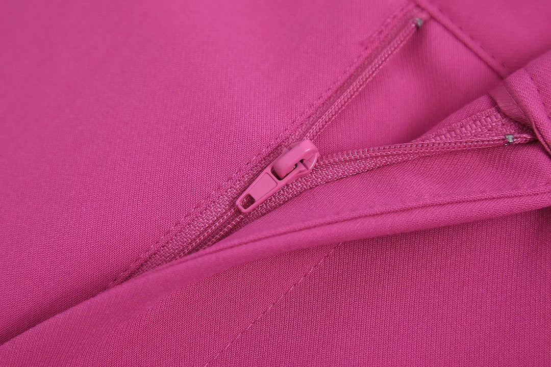 Ensemble femme chic: blazer et pantalon rose, parfait pour des événements professionnels ou élégants.
