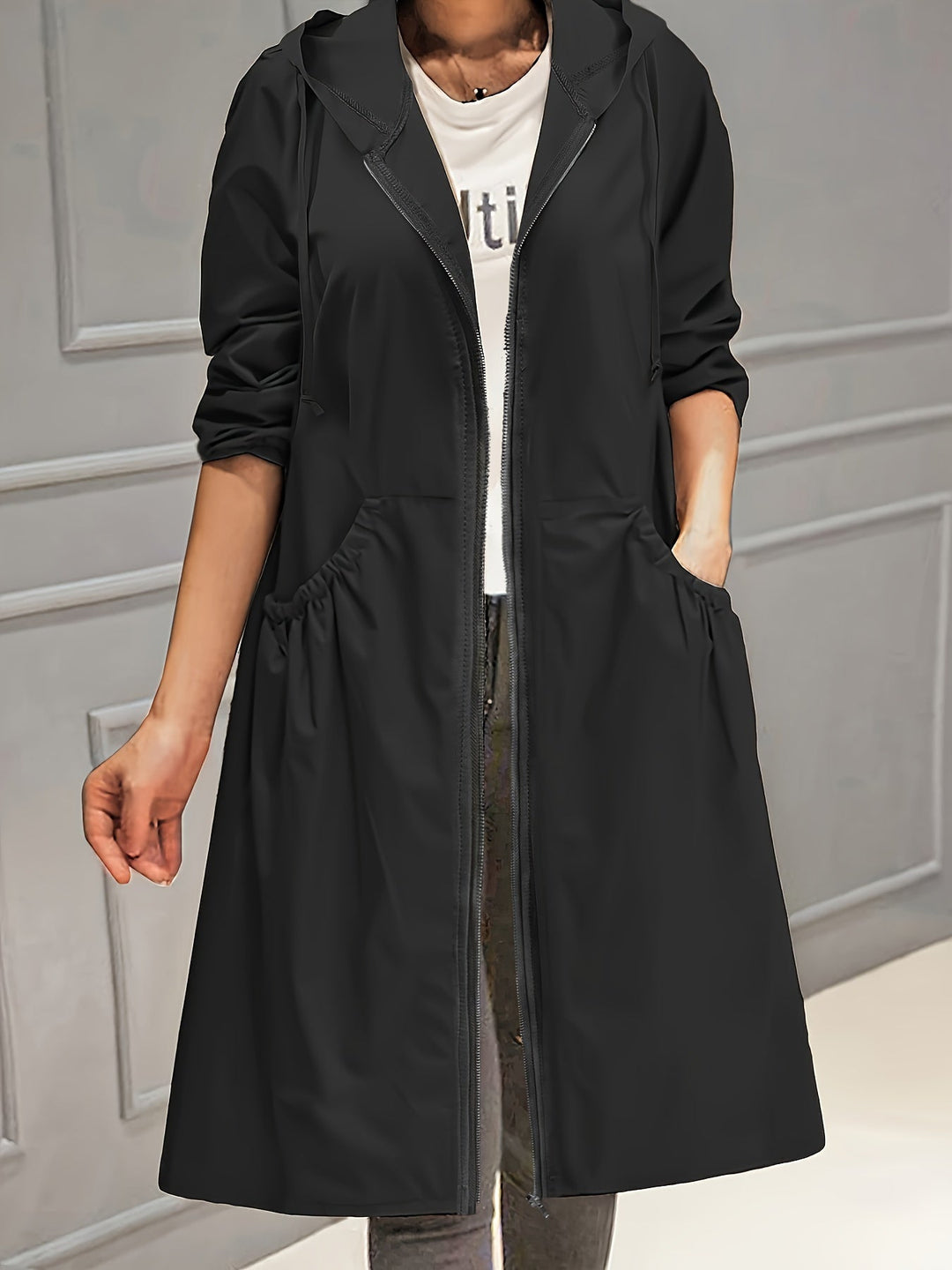 Trench-coat long femme à capuche, pour un look élégant et une protection contre le froid. Mode hiver.