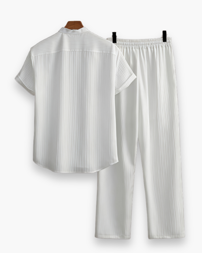 Homme portant un ensemble été chic, chemise et pantalon léger pour un look décontracté et tendance.