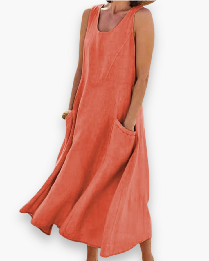 Modèle féminin en robe d'été midi aérée, confortable et chic, conçue pour la plage ou des moments de détente élégants.