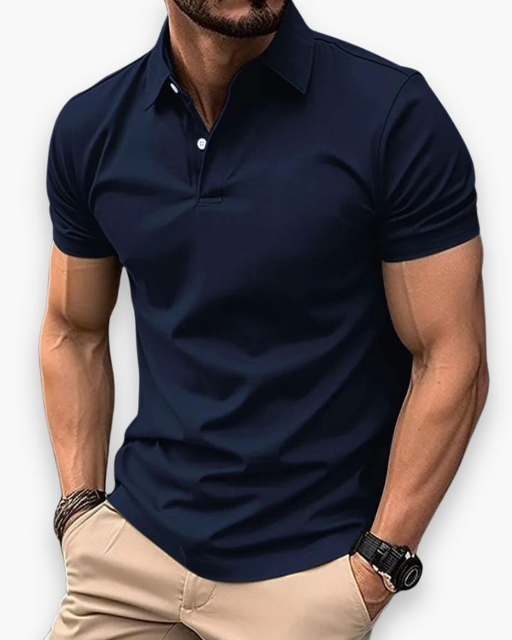 Détail du tissu et col du polo homme vert. Confortable et respirant, parfait pour mode masculine d'été.