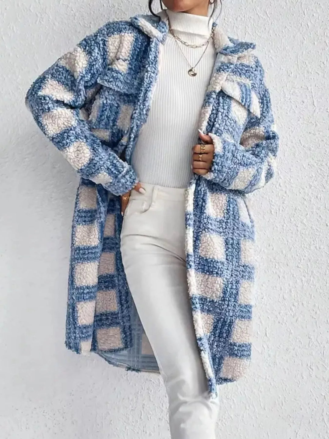 Manteau femme long et élégant. Motifs géométriques uniques pour un style moderne et une allure chic.