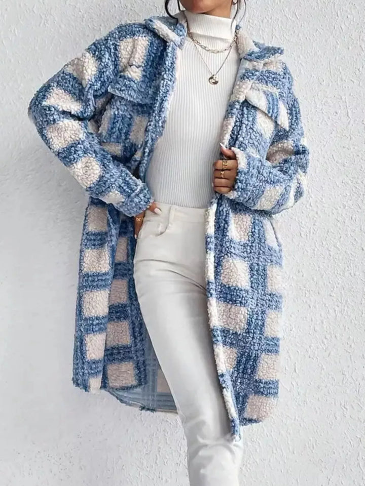 Manteau femme long et élégant. Motifs géométriques uniques pour un style moderne et une allure chic.