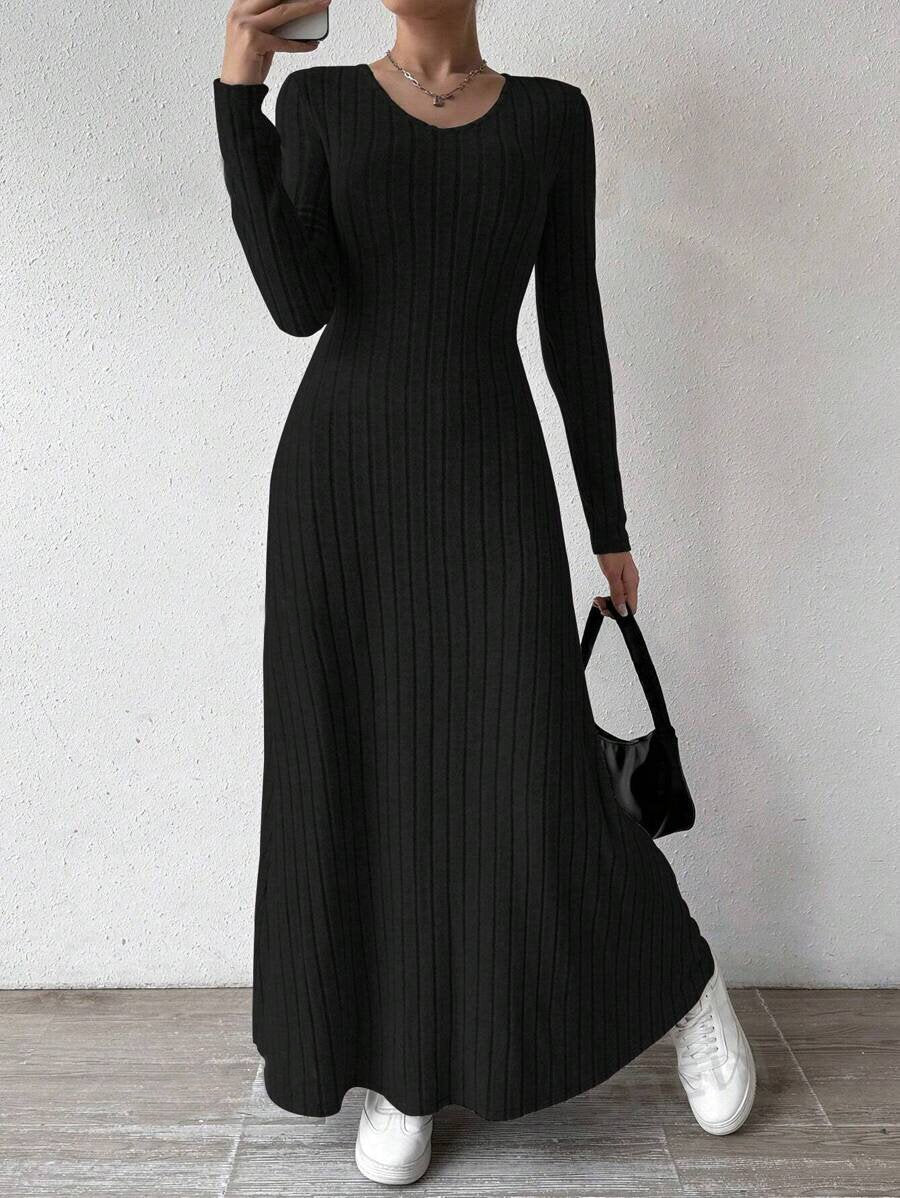 Femme portant une robe ajustée côtelée, confortable et chic, parfaite pour une tenue quotidienne élégante.