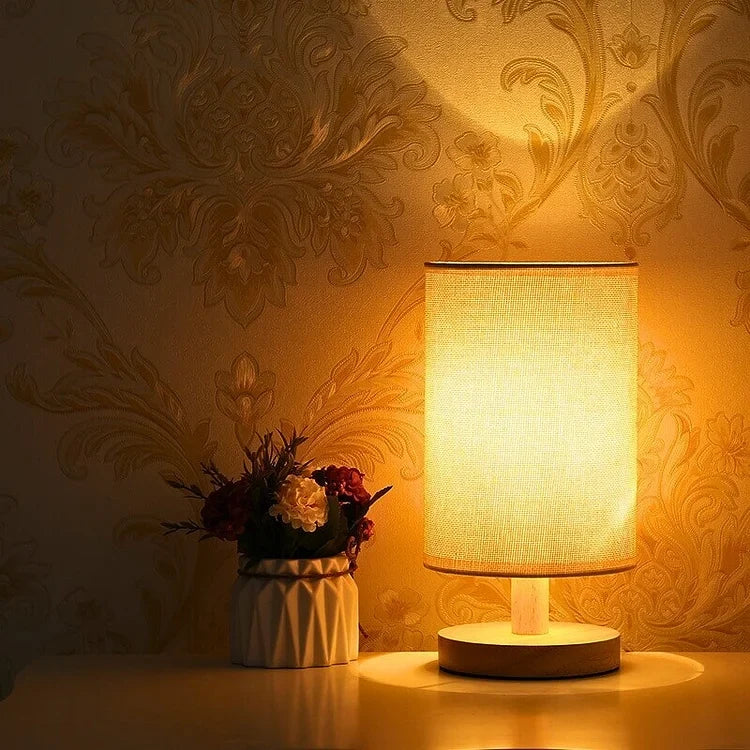Lampe de table LED dimmable en bambou, ambiance zen, commande à distance, design épuré.