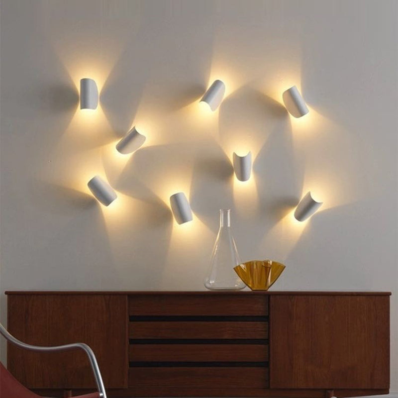 Créez une ambiance unique avec cette applique murale LED moderne et son éclairage intérieur coloré.