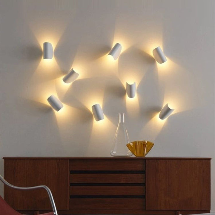 Créez une ambiance unique avec cette applique murale LED moderne et son éclairage intérieur coloré.