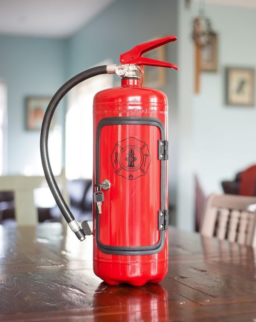 Bar caché extincteur rouge, compartiment secret élégant pour dissimuler et ranger vos boissons.