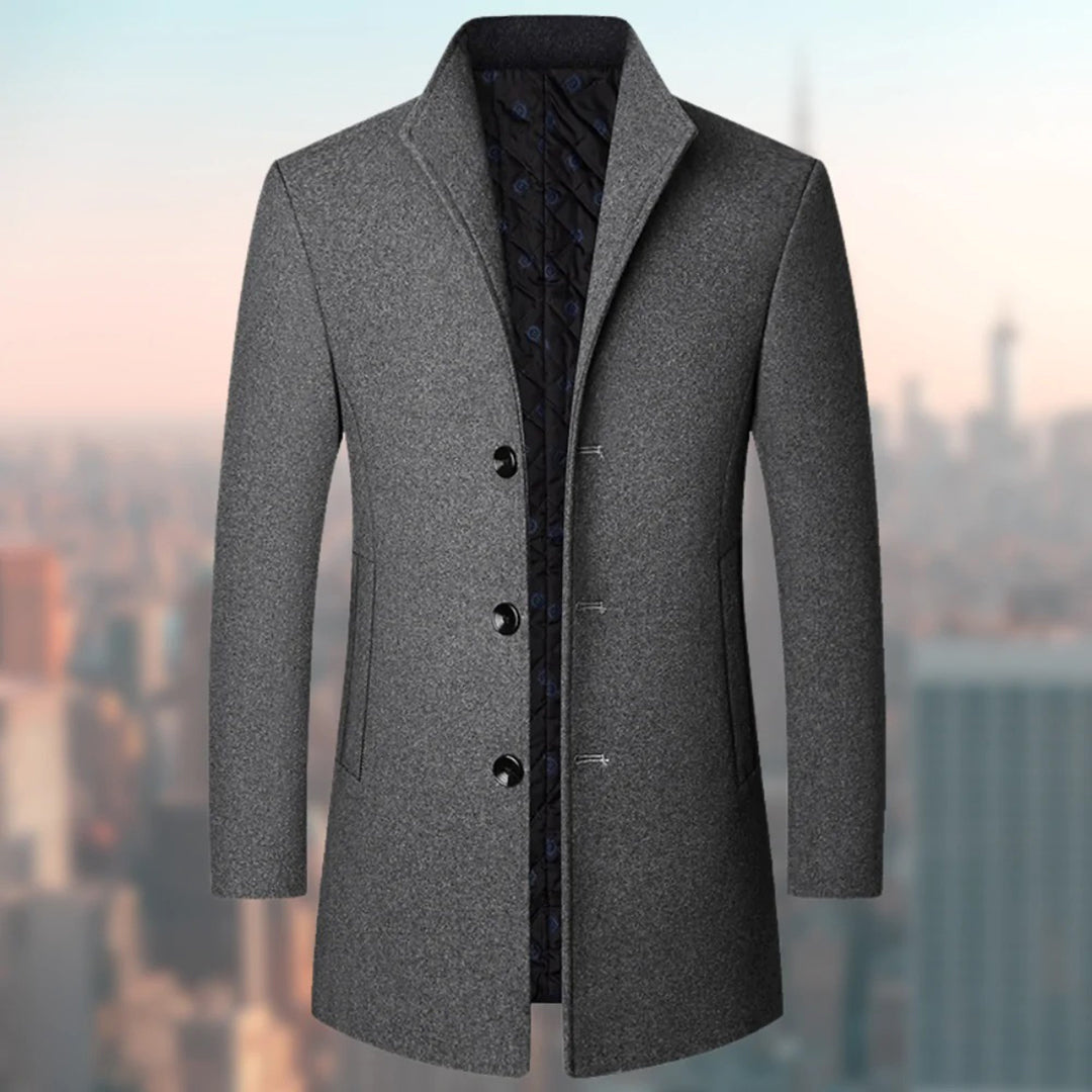 Manteau hiver homme Alex, coupe classique et élégante, assurant chaleur et style pour la mode masculine urbaine.