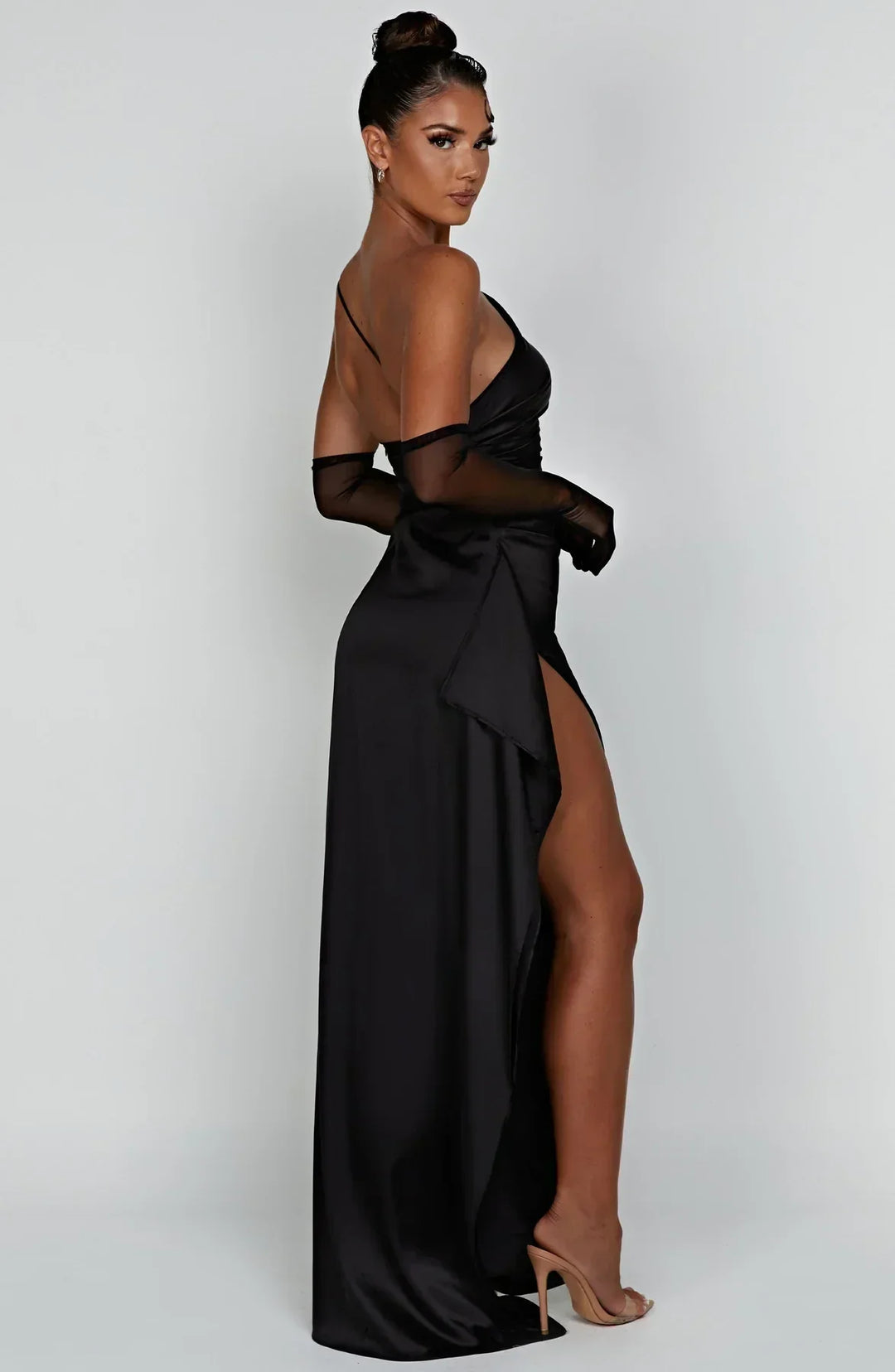 Magnifique robe satinée asymétrique fendue, parfaite pour soirée chic.