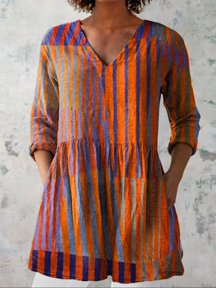 Tunique femme élégante, rayures graphiques, col V. Longue et fluide, pour un style chic et confortable.