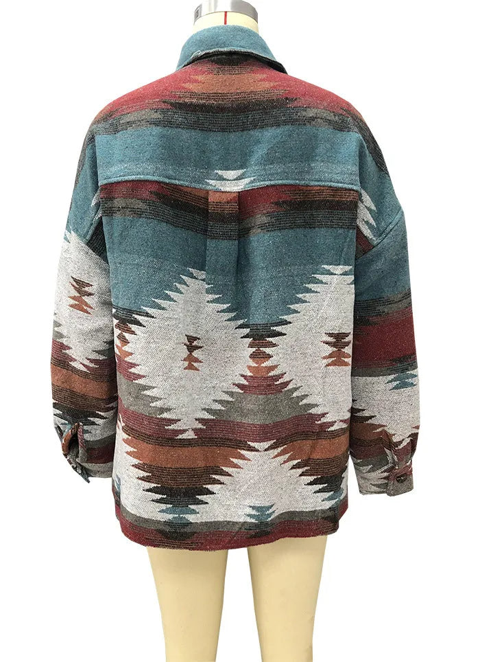 Veste denim femme motif Aztec, style vintage et tendance. Parfaite pour le streetwear.