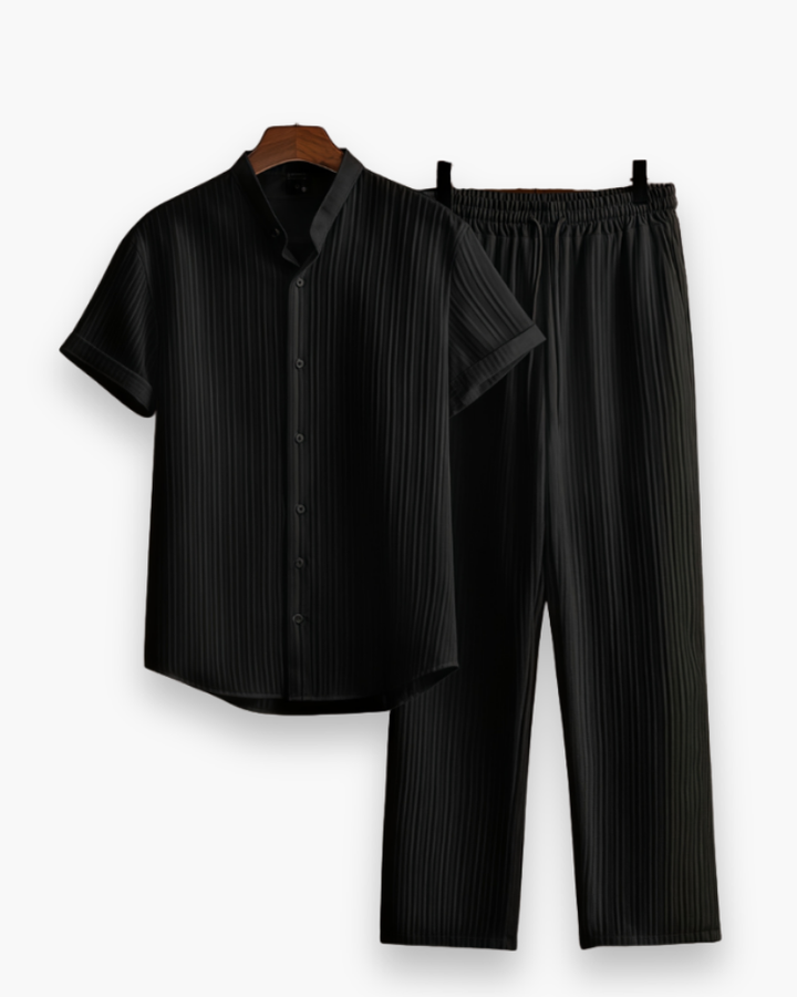 Ensemble été homme élégant, chemise et pantalon décontracté. Tenue respirante, parfaite pour les journées chaudes.