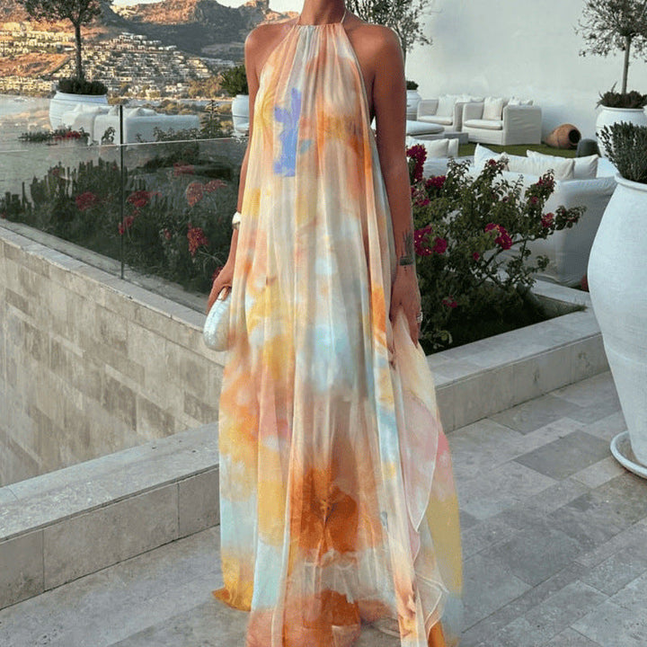 Robe fluide femme imprimée, col halter et dos nu. Tenue élégante et féminine pour un look d'été chic.