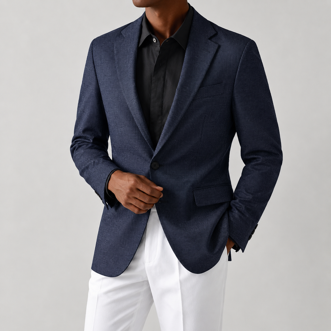 Homme en blazer élégant à coupe structurée, parfait pour un événement formel ou le travail.