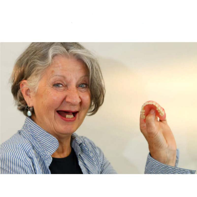 Dentier complet offrant un sourire esthétique et des dents naturelles pour le bien-être oral.