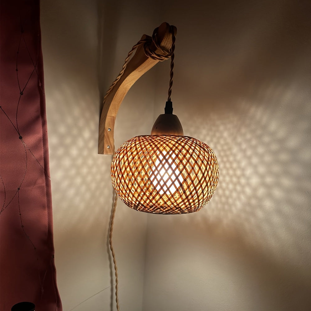 Applique murale bohème en bambou tissé avec prise. Luminaire naturel pour salon ou chambre.