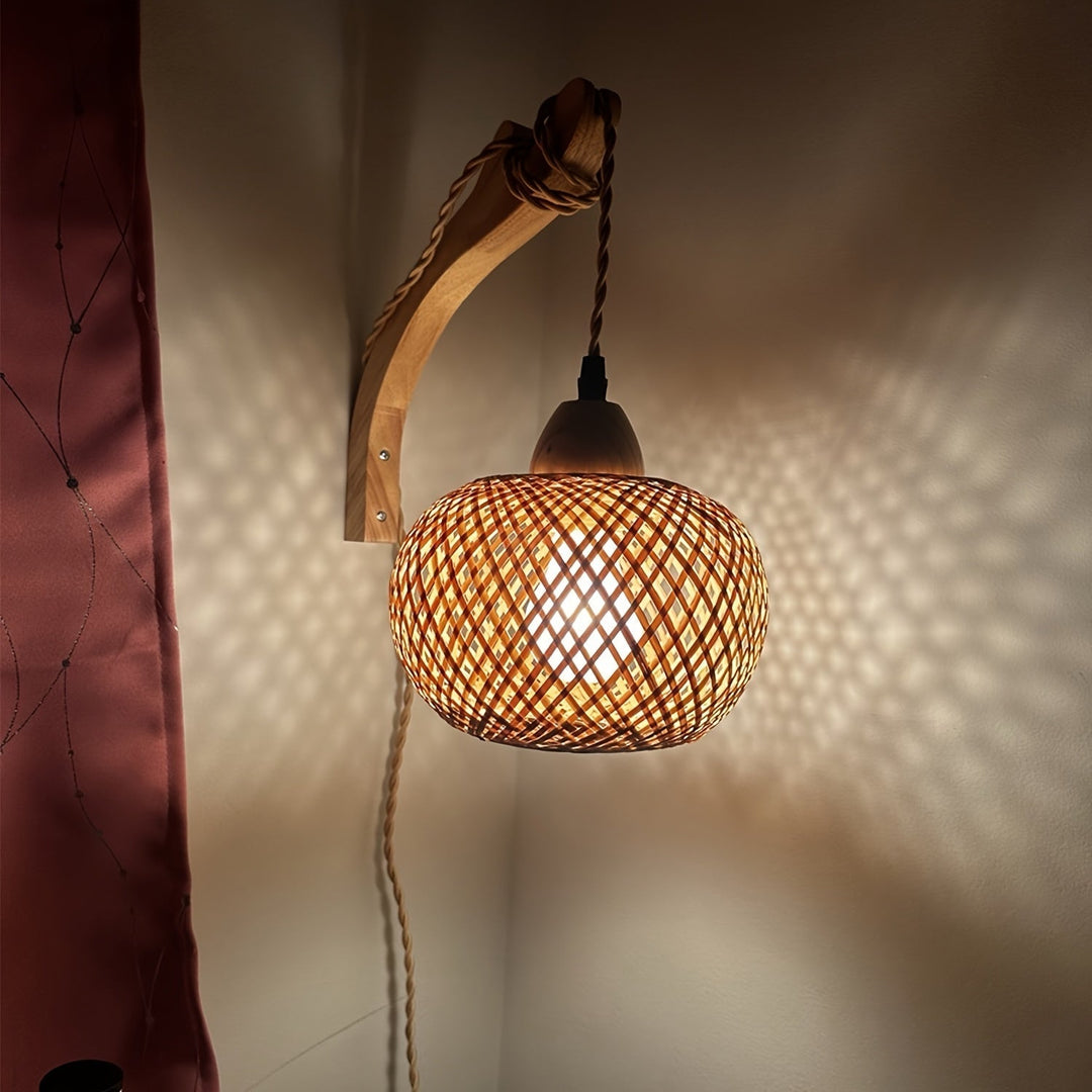 Applique murale bohème en bambou tissé avec prise. Luminaire naturel pour salon ou chambre.