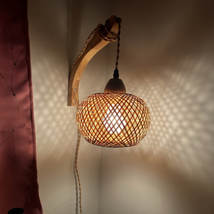 Applique murale bohème en bambou tissé avec prise. Luminaire naturel pour salon ou chambre.