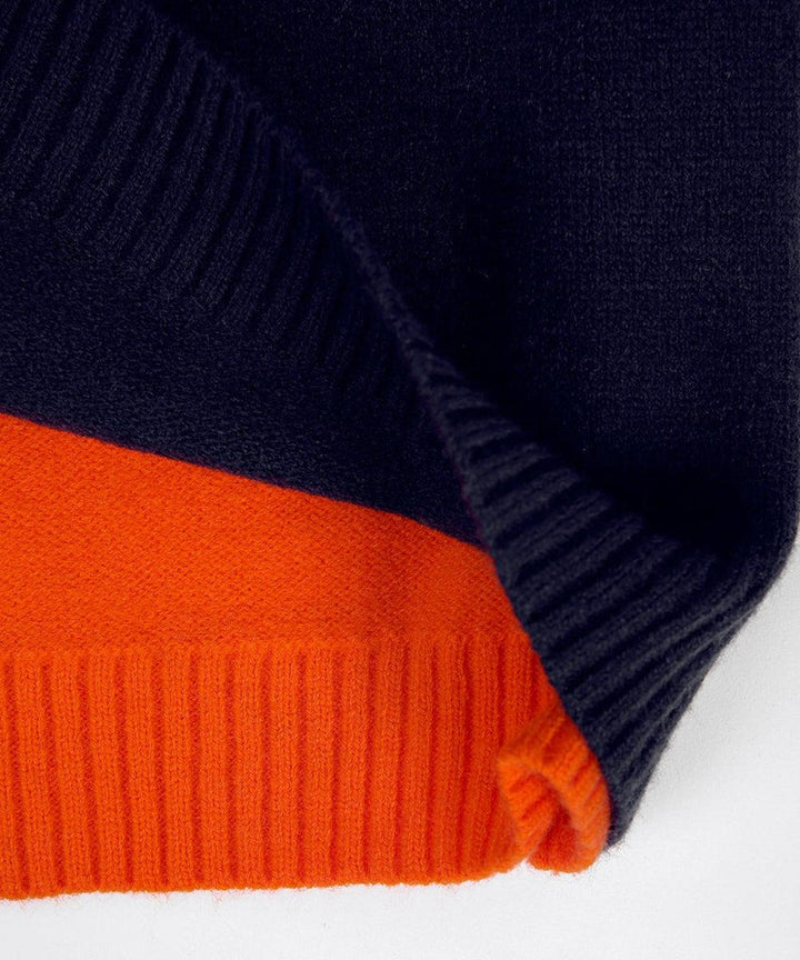 Pull femme rayé sur fond uni, élégance graphique, vêtement à la mode, coupe ajustée pour un confort quotidien.