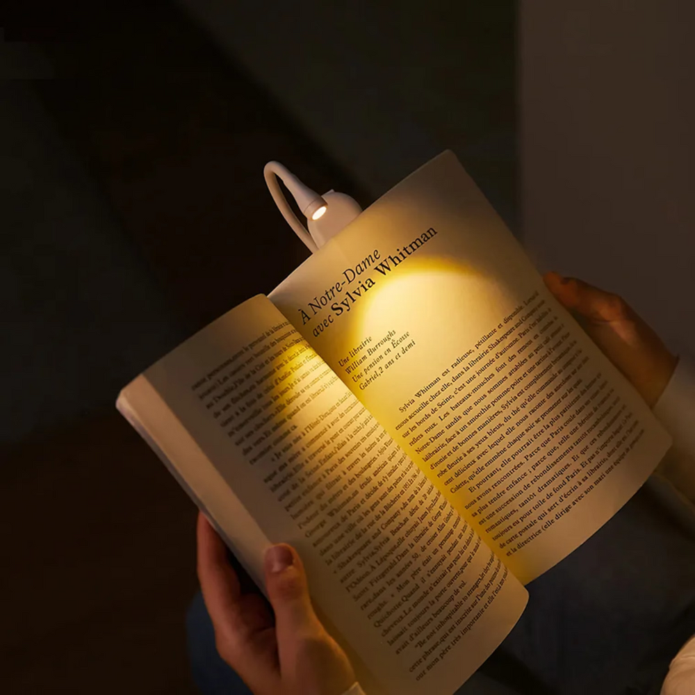 Liseuse LED à pince portable et flexible LumiBeam. Éclairage ajustable pour lecture au lit, voyage ou bureau. Confort visuel.