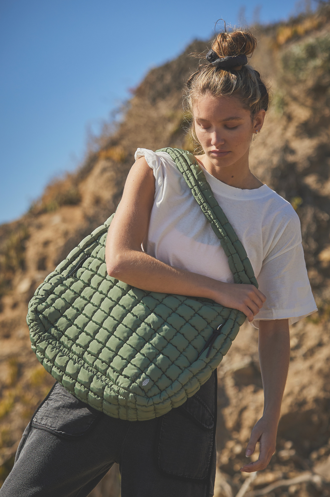 Sac à bandoulière matelassé kaki pour femme, offrant une organisation impeccable. Idéal pour un style mode.