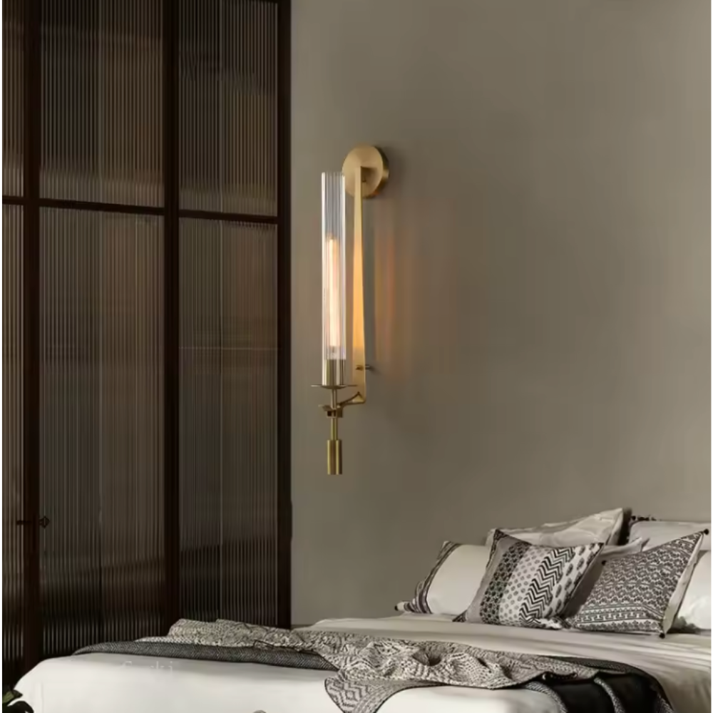 Luminaire mural contemporain, design vertical, parfait pour décoration salon moderne.