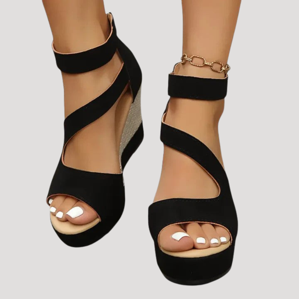 Sandales femme confortables à compensées noires, bout ouvert. Chaussures d'été polyvalentes, style décontracté.