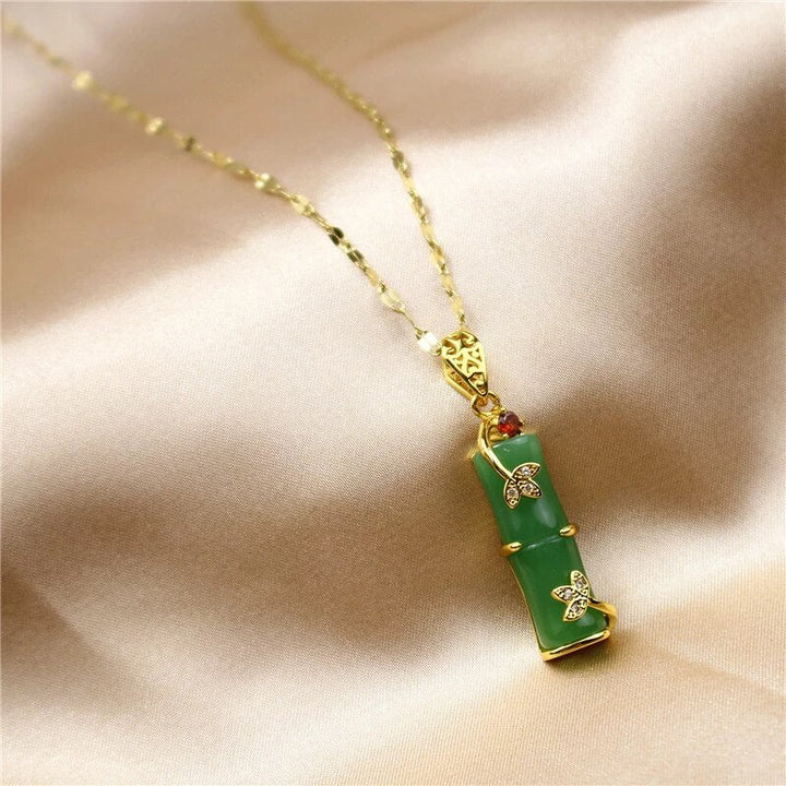 Bijou protection femme: collier amulette élégant. Cadeau significatif pour bien-être et harmonie, couleurs vert/blanc.