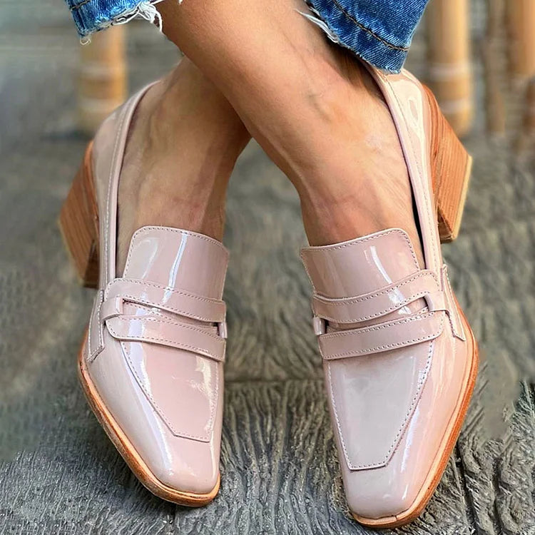 Mocassins femme confortables, bout carré et talon large, style sophistiqué pour la mode.