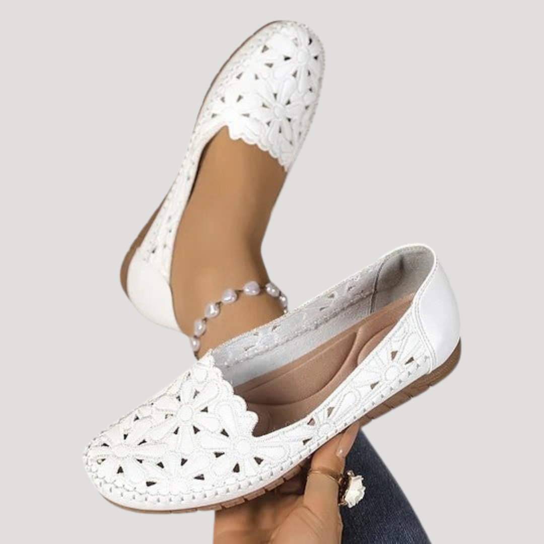 Élégantes chaussures plates ajourées pour femme, parfaites pour un look décontracté printemps-été, faciles à enfiler.