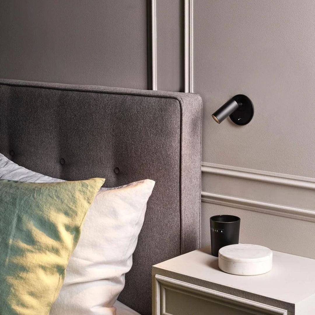 Lampe de lecture LED moderne et compacte, fixation murale pour un gain de place.