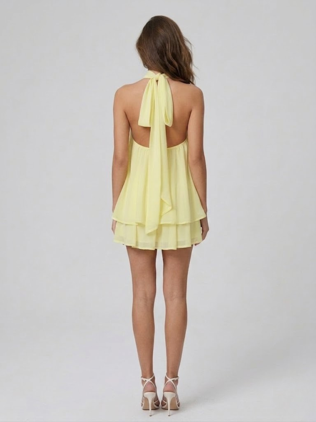 Robe femme estivale chic, dos nu, col halter, coupe courte et volantée. Un incontournable de l'été.