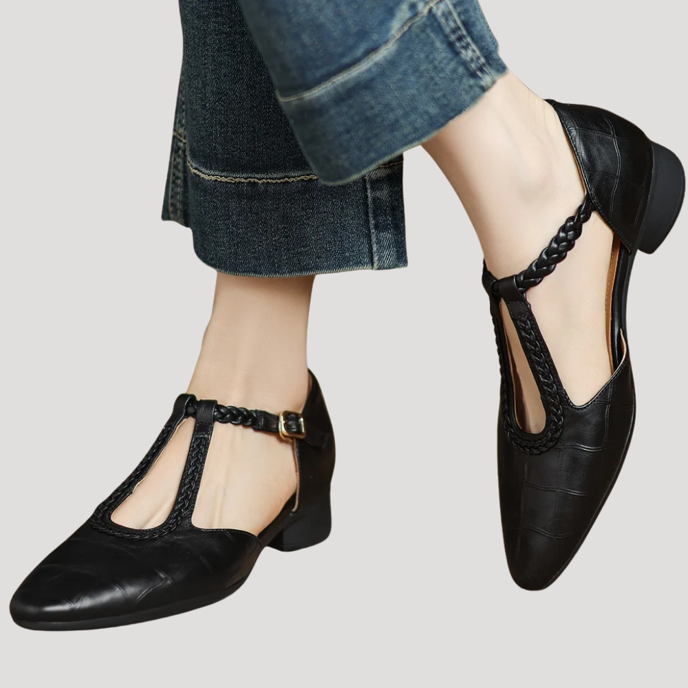 Chaussures femmes noires élégantes, escarpins à boucle tressée, classiques et confortables.