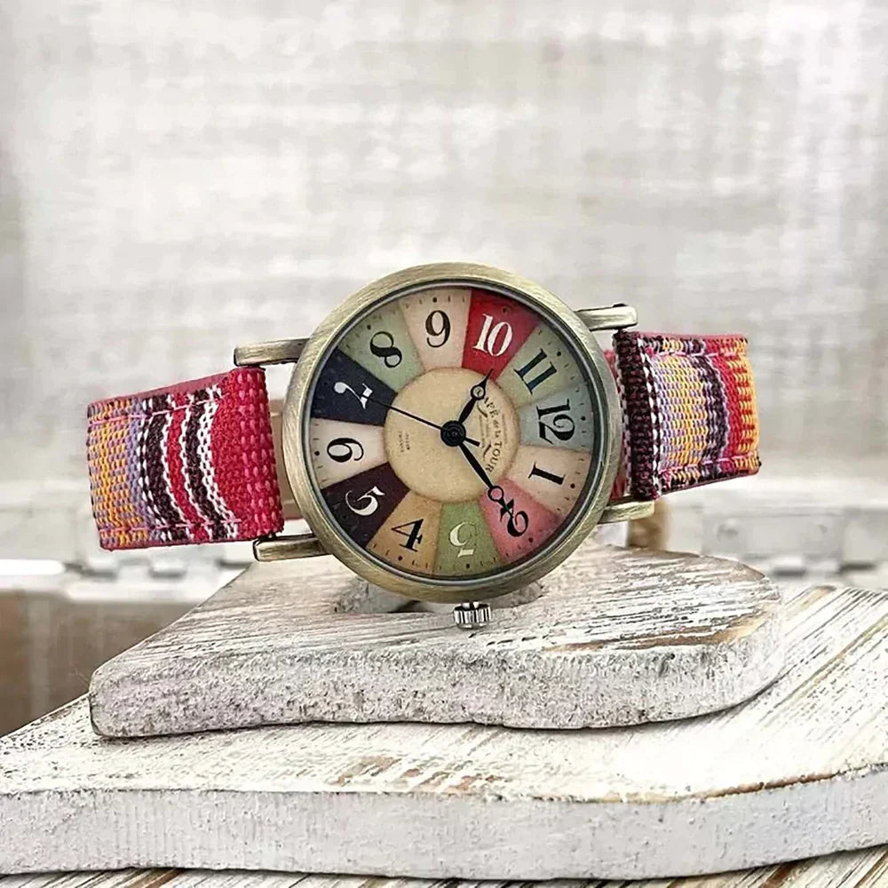 Montre femme Luna Rétro ludique et colorée, accessoire de mode unique avec bracelet en toile pour un style distinctif.