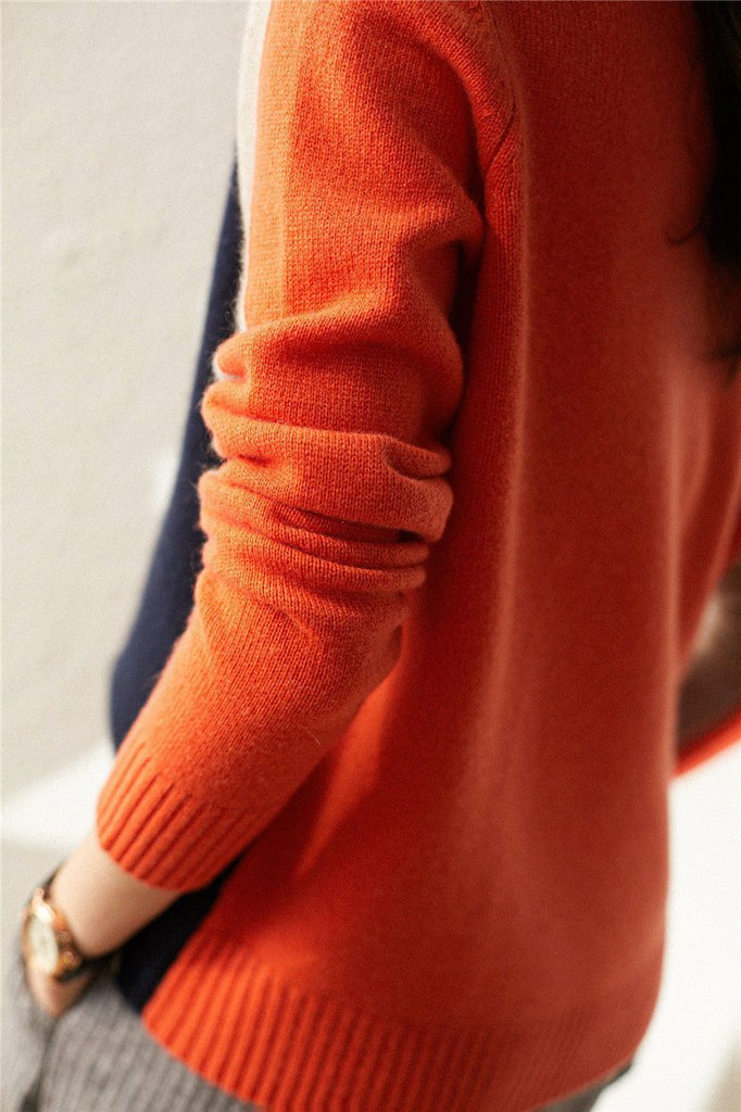 Pull femme à rayures, coupe ajustée confortable, idéal pour un look moderne et une élégance quotidienne.