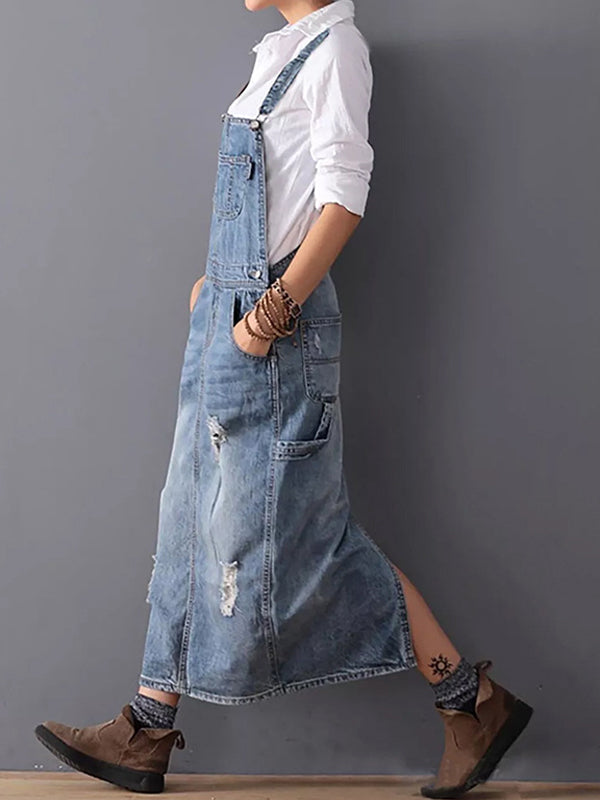 Robe salopette femme en denim distressed, look décontracté élégant. Parfaite pour le printemps/été.