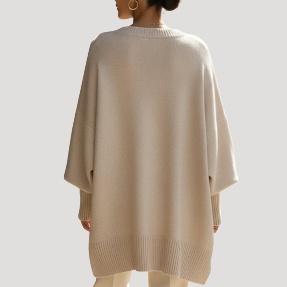 Poncho pull femme ample et moderne, coupe oversize pour un style unique et décontracté chic.