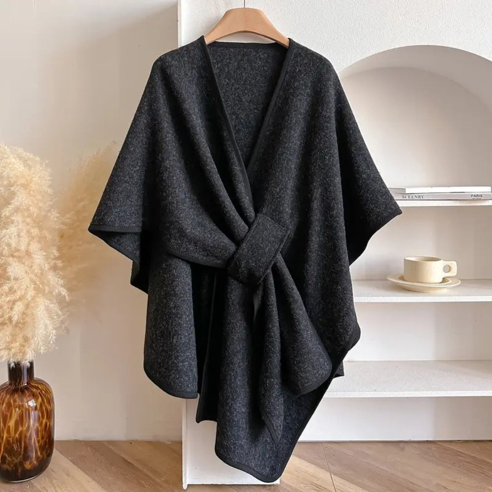 Manteau cape femme au design moderne. Poncho hiver chaud et chic, coupe-vent élégant, pour une mode actuelle.