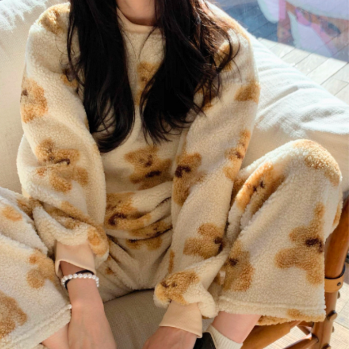 Vêtements de nuit femme : ensemble pyjama velours ultra-doux avec imprimé ours. Parfait pour se détendre à la maison.