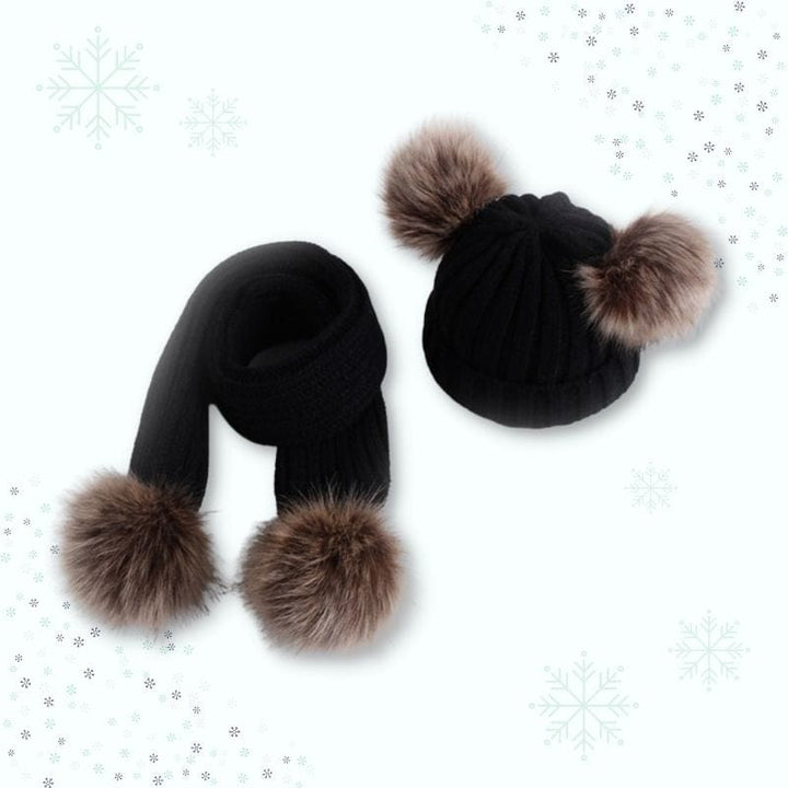 Texture douce de l'ensemble hiver bonnet et écharpe bébé. Confortable et chaud, idéal pour les peaux sensibles.