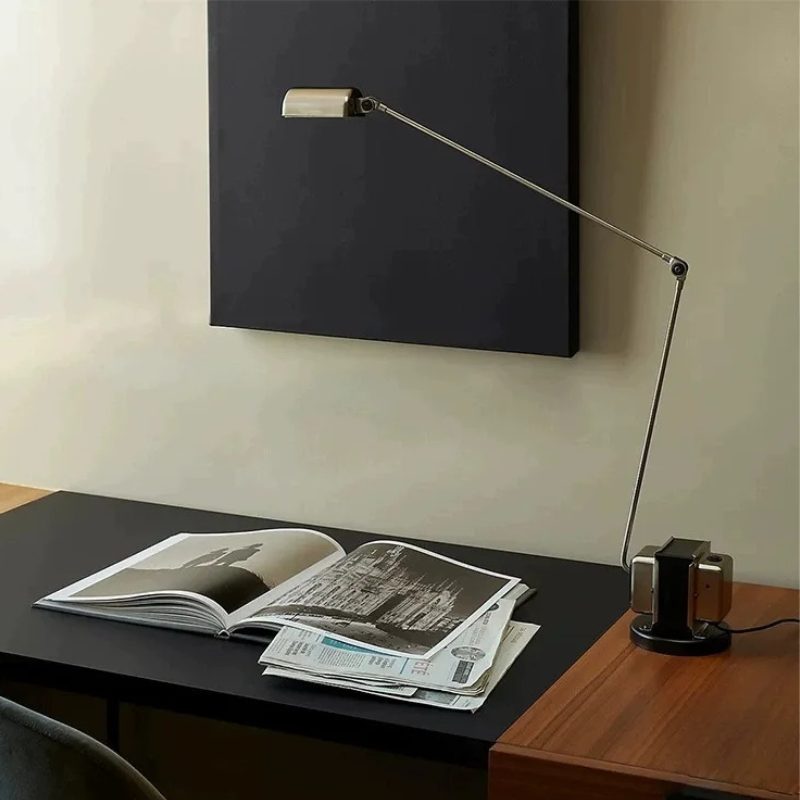 Lampe de travail LED moderne et fonctionnelle, bras ajustable, lumière dimmable.