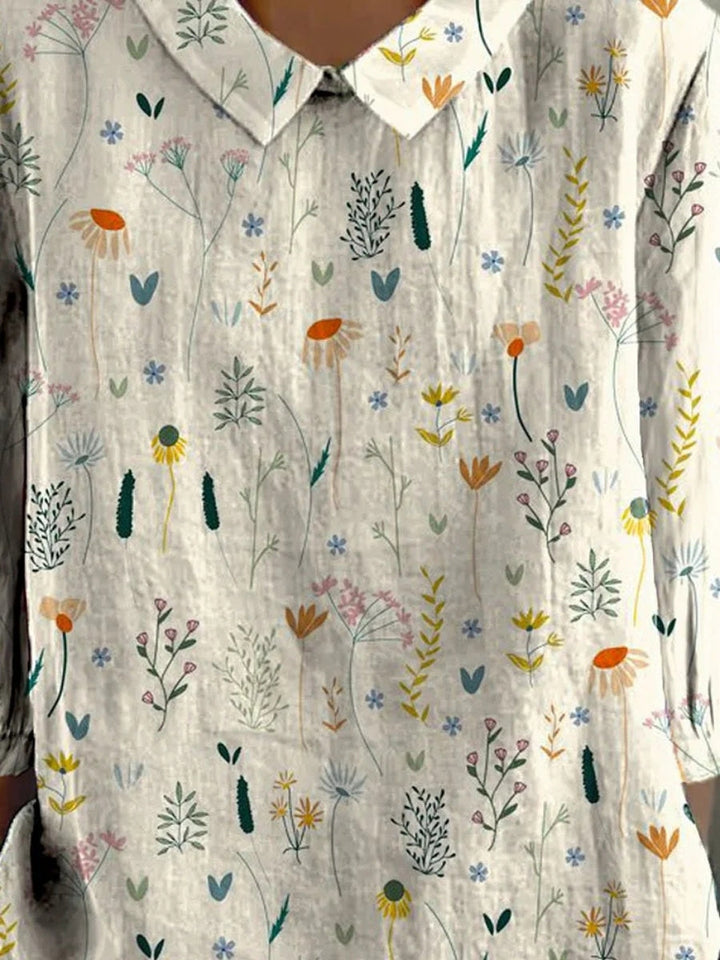 Blouse femme en tissu léger, coupe confortable, décorée de délicates fleurs sauvages, vêtement estival.