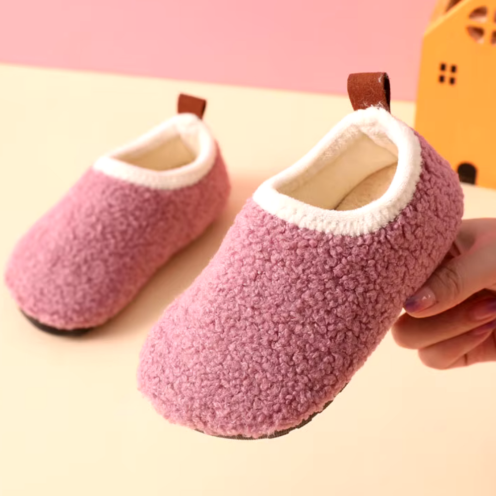 Paire de chaussons antidérapants pour enfants, offrant chaleur et sécurité pour bébé et jeune enfant.