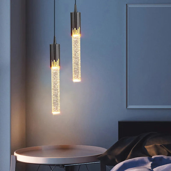 Lampe design suspendue en verre clair, ambiance moderne pour salon ou salle à manger.