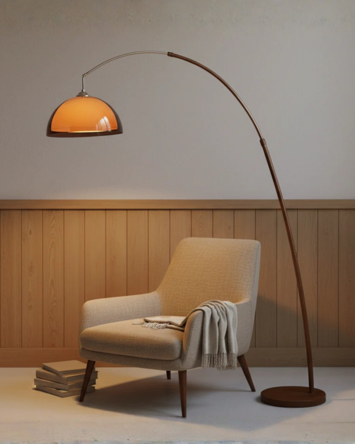 Pied de lampe Ventoro en finition noyer, apportant une lumière ambiante chaleureuse au décor du salon.