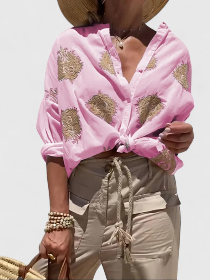 Blouse femme élégante à broderie florale détaillée, parfaite pour un look chic et estival.