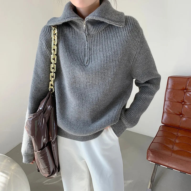 Pull tricoté épais pour femme avec col zippé élégant. Idéal pour un look hivernal confortable et stylé.