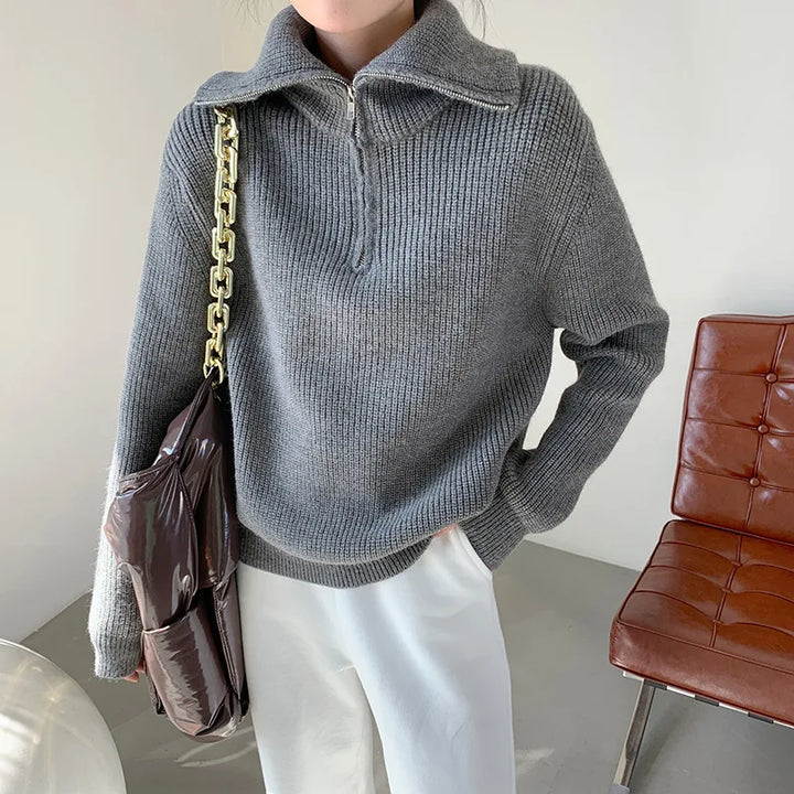 Pull tricoté épais pour femme avec col zippé élégant. Idéal pour un look hivernal confortable et stylé.