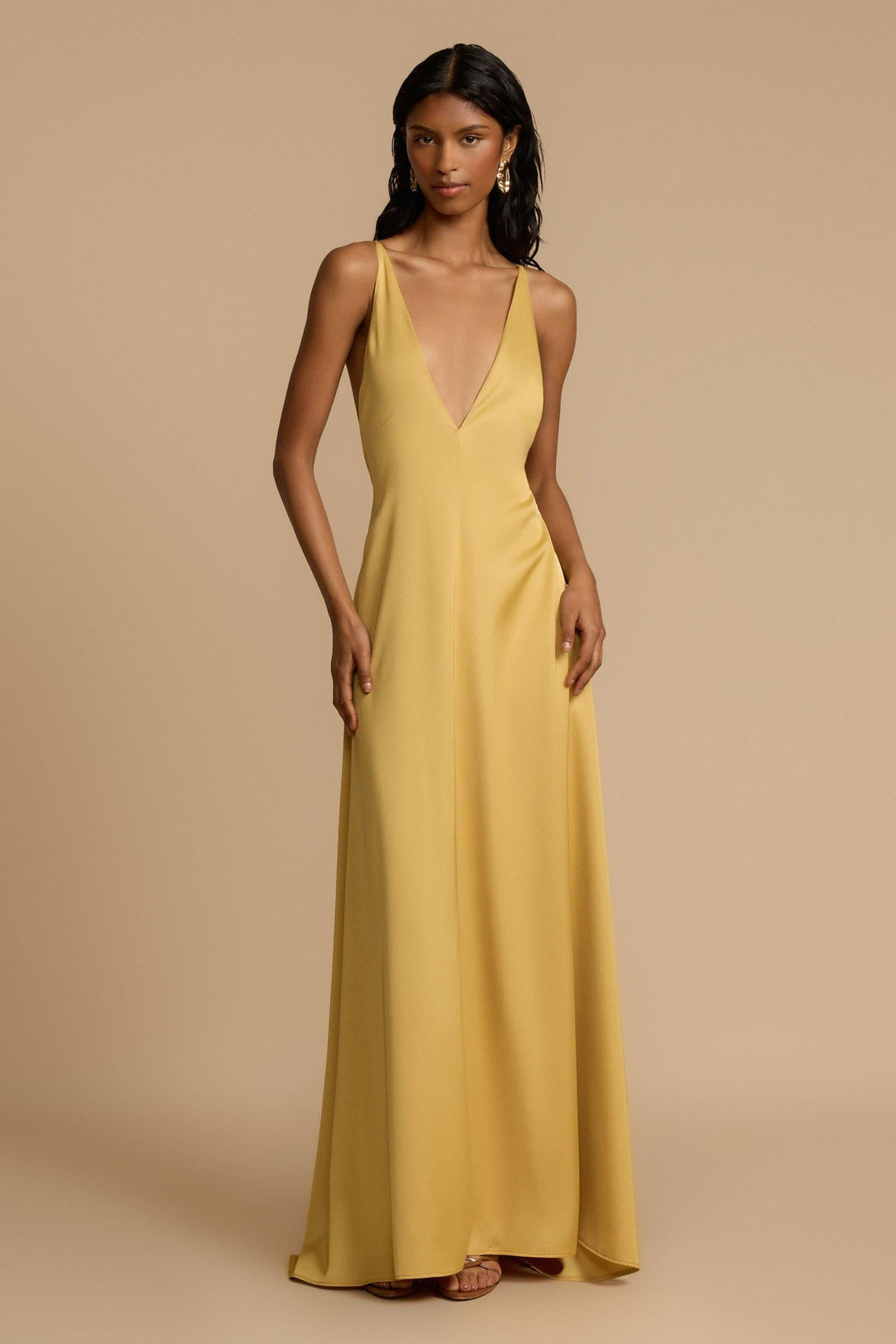 Robe longue femme fluide jaune, élégante avec son décolleté plongeant, parfaite pour une soirée ou un événement estival.